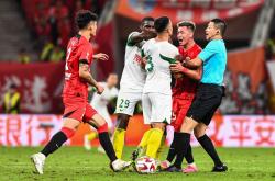 爱游戏下载-比赛中出现红黄牌，双方球员情绪激动