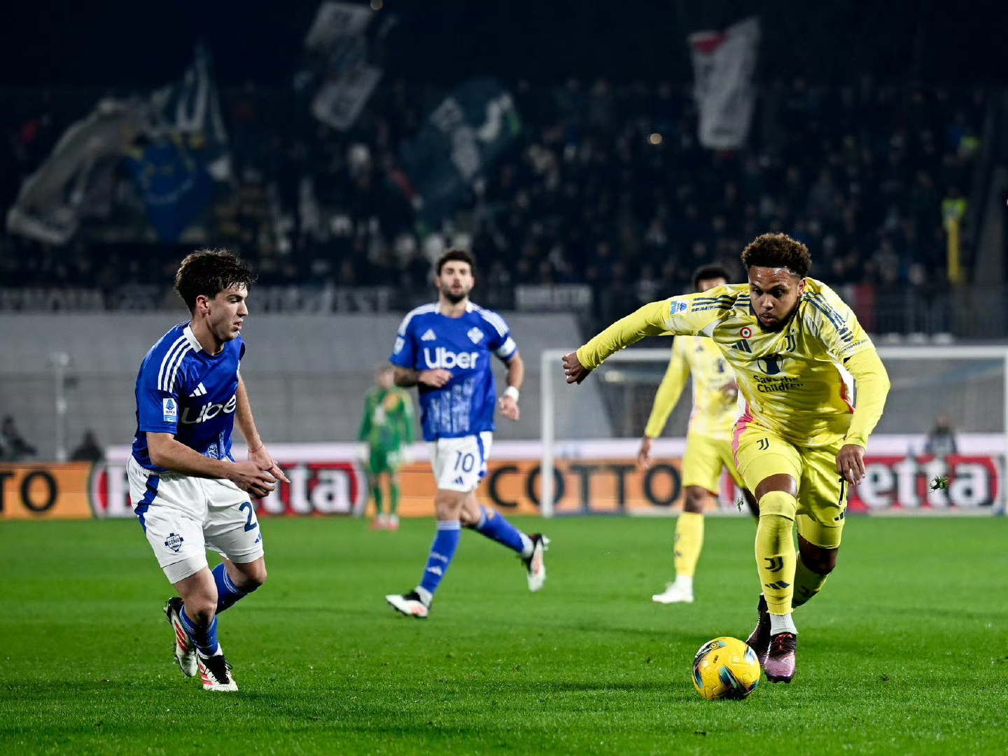 意甲赛场惊艳表现,球员技术纷呈 意甲赛场惊艳表现,球员技术纷呈