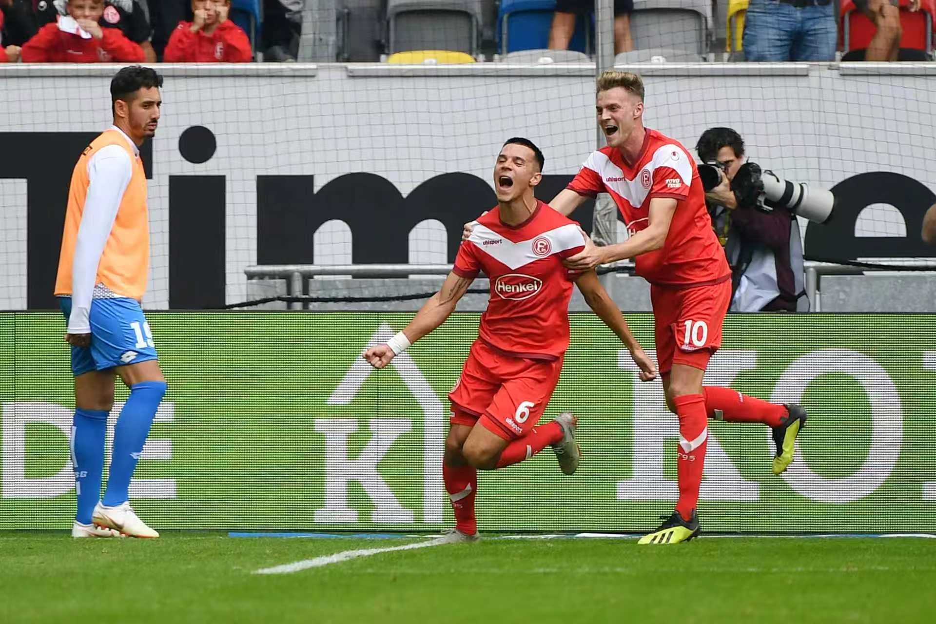 包含圣保利联队客场击败杜塞尔多夫，上升积分榜的词条