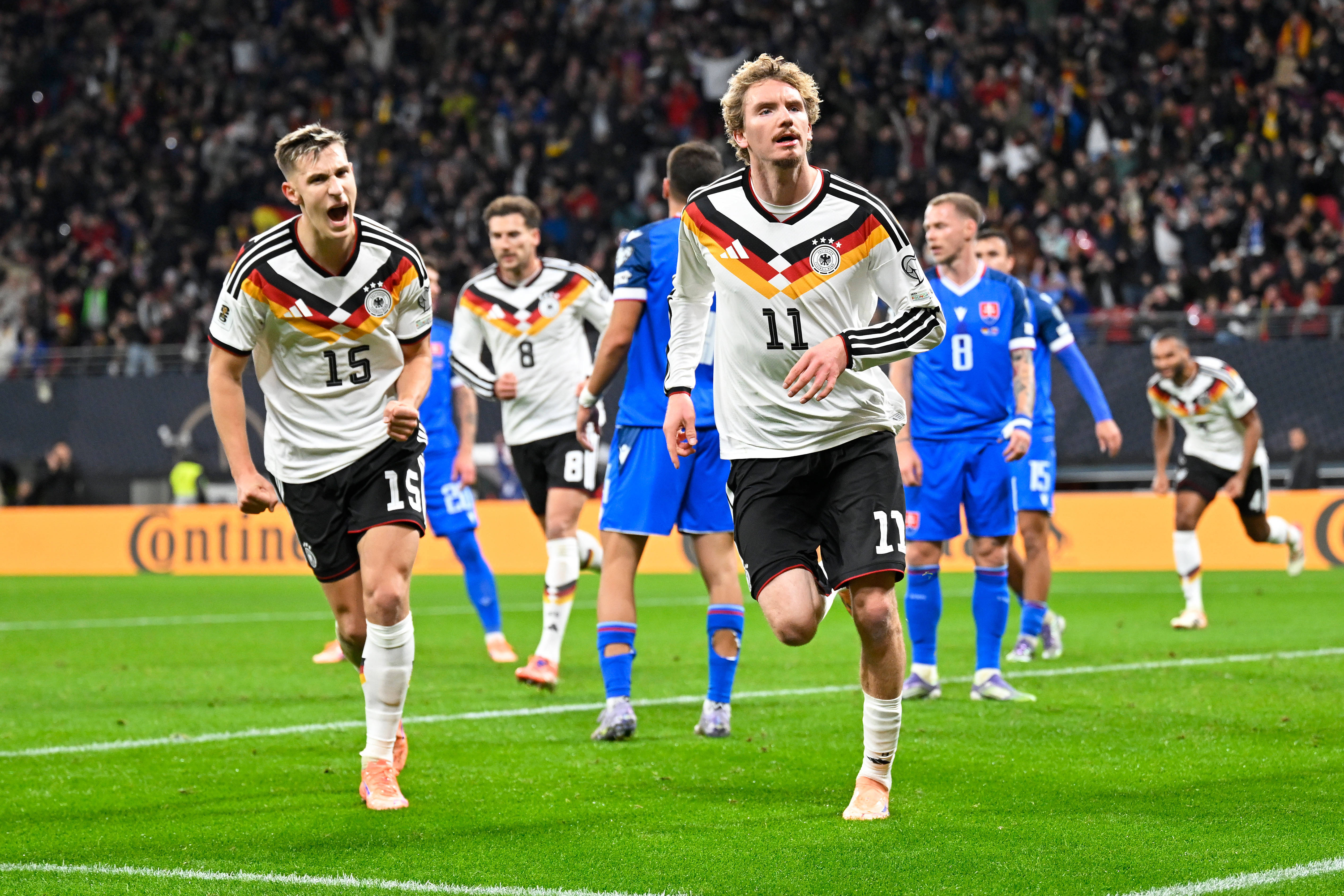 斯洛伐克足球比赛中的惊险一幕 斯洛伐克足球比赛中的惊险一幕