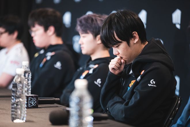 巴塞罗那后防将士共同誓言，全力拼搏取得胜利的简单介绍