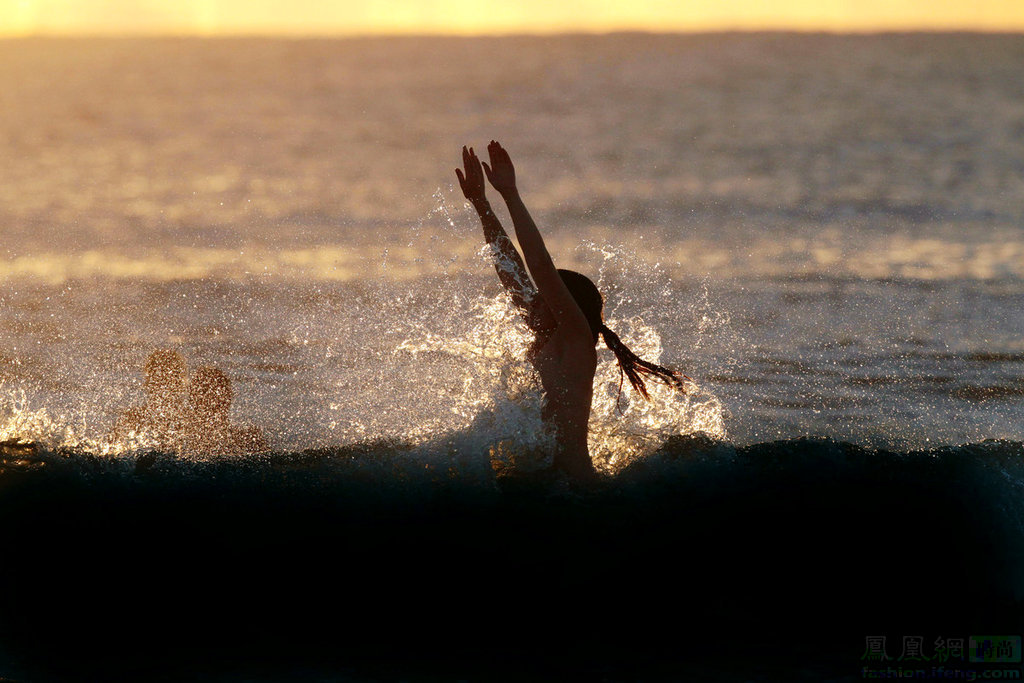 英国游泳选手潇洒登场,一路领先 英国游泳选手潇洒登场,一路领先