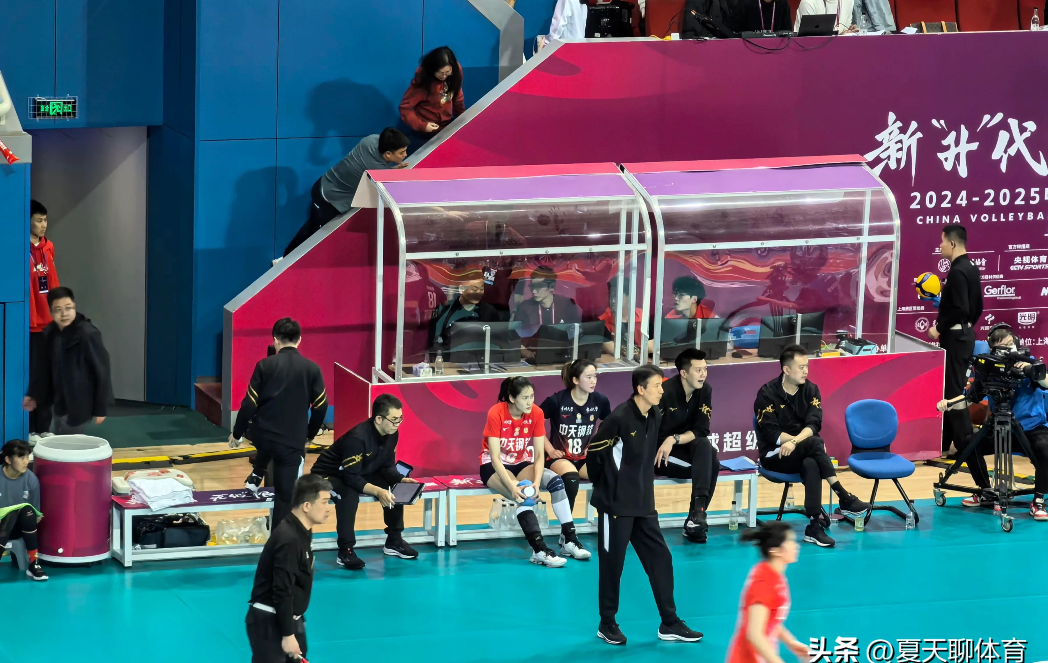 关于赛场上的技战术大PK令人目不暇接的信息