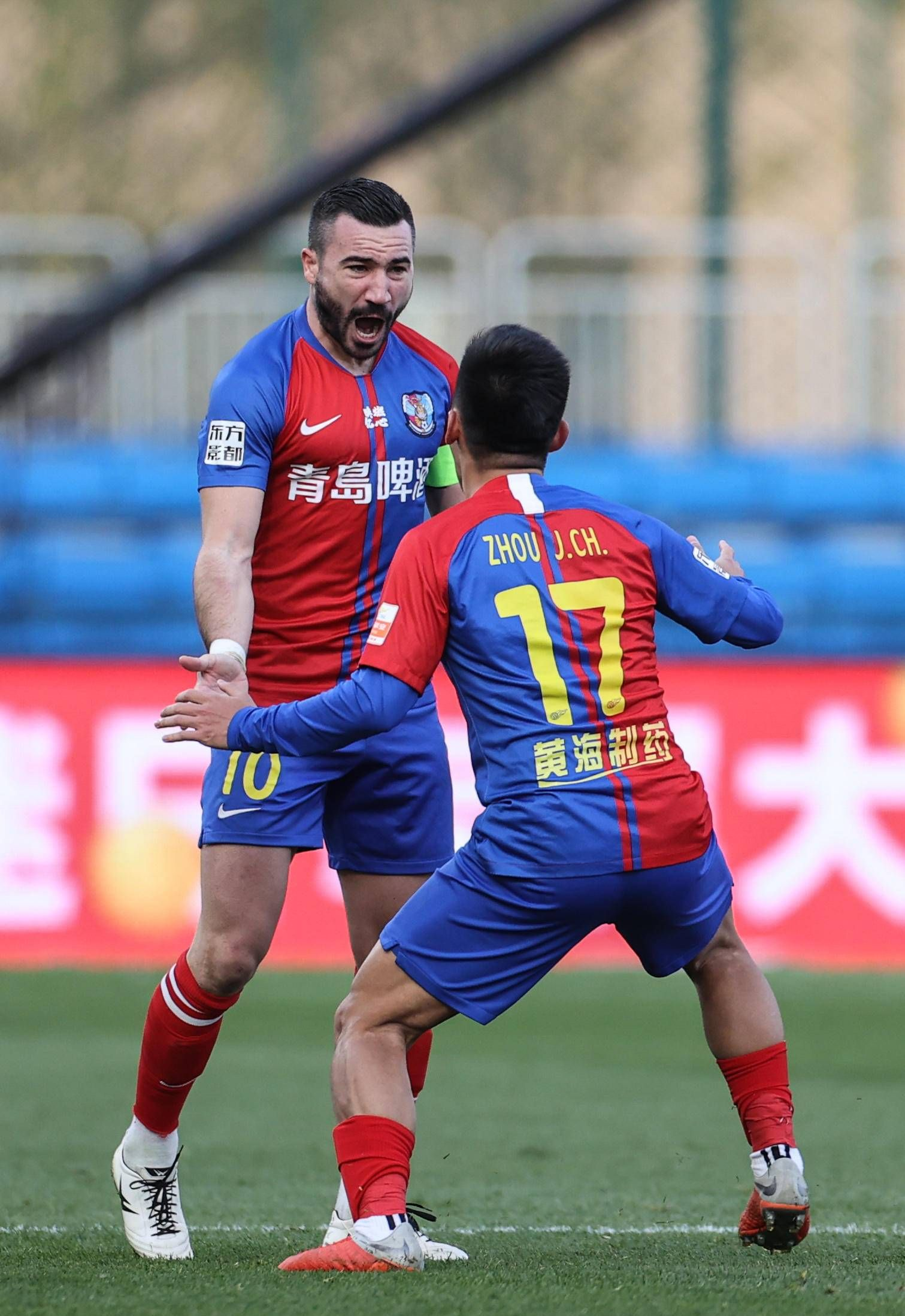 足坛豪门交锋：实力角逐激烈，胜负难分的简单介绍