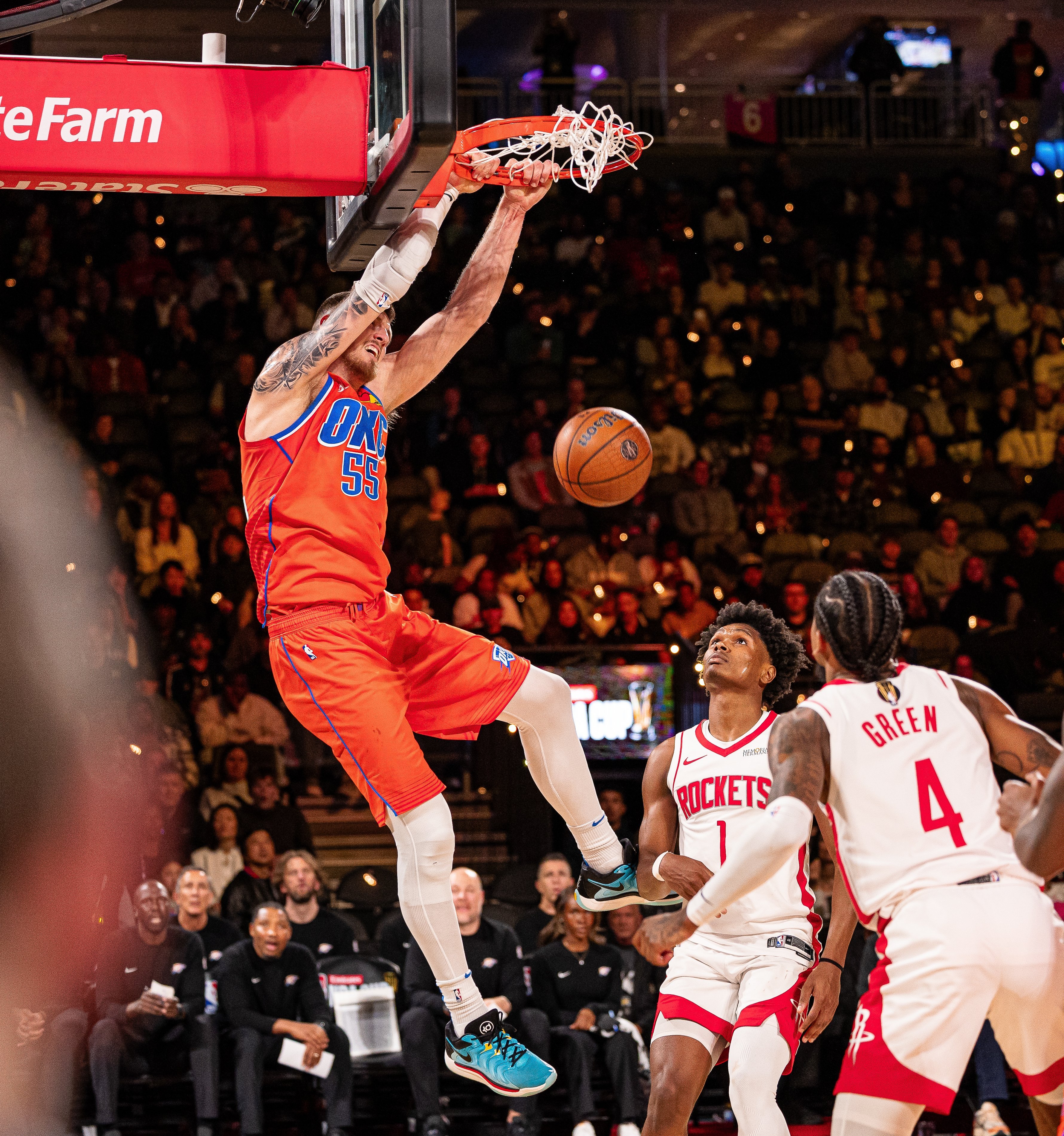 爵士队球星发挥出色，带领球队取得胜利的简单介绍