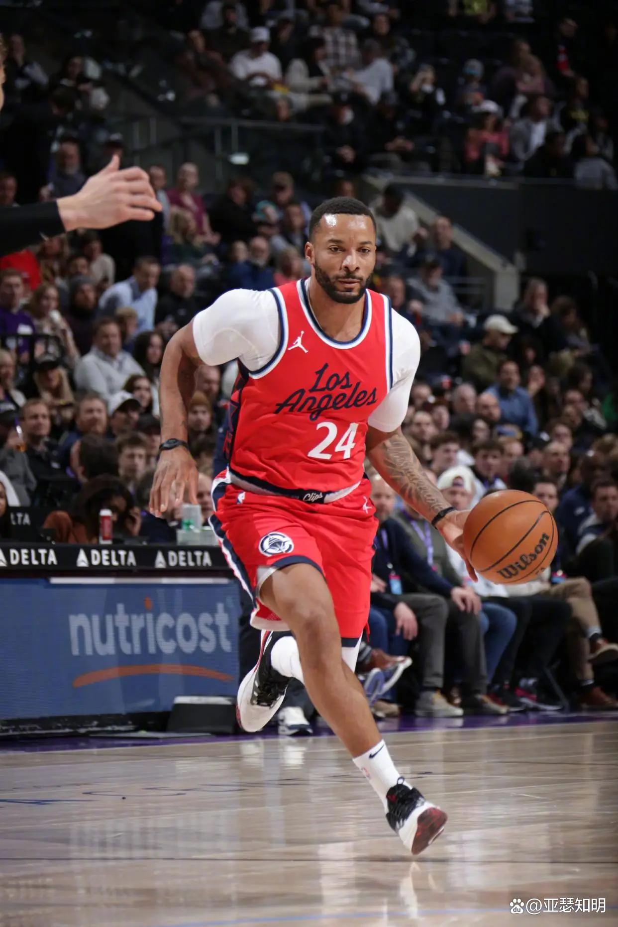 爵士队球星发挥出色，带领球队取得胜利的简单介绍