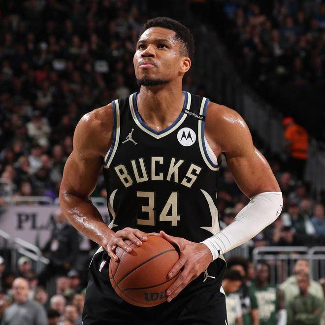 包含塞尔维亚男篮强势国王，字母哥完成帽子戏法的词条