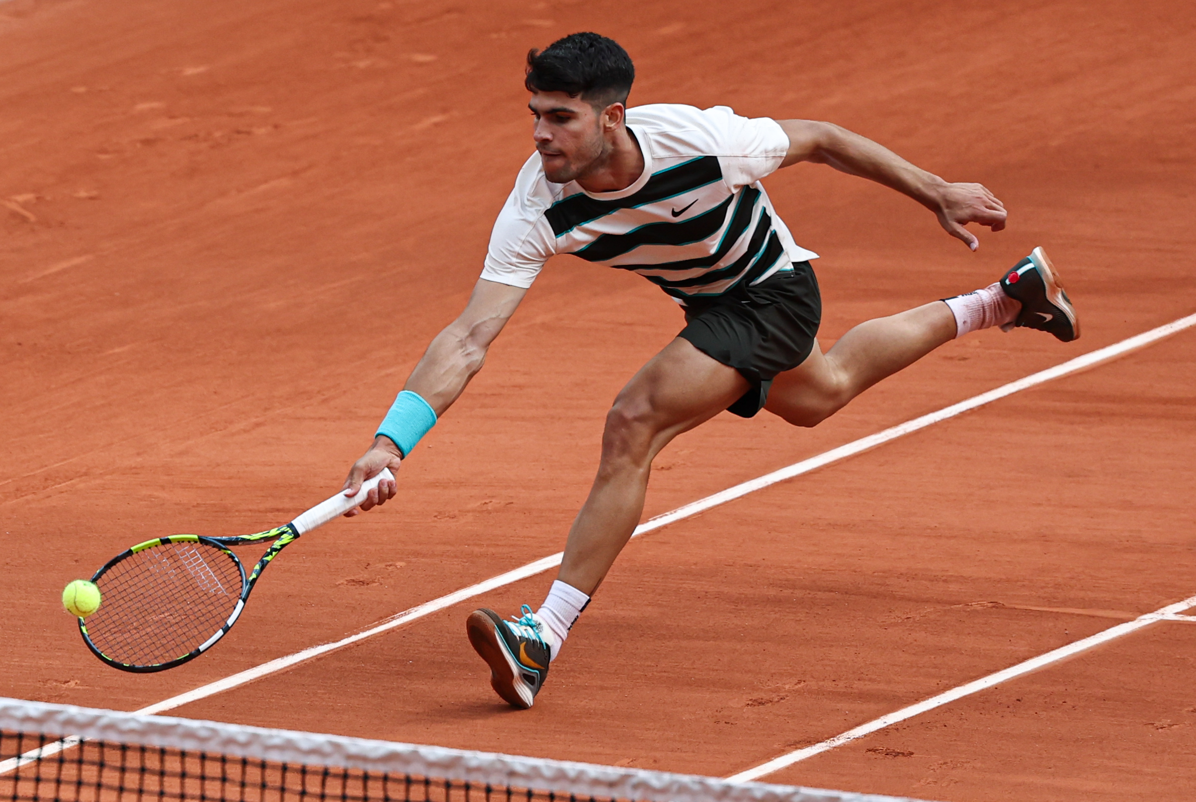 包含英国网球队翻盘法国网球队，阿尔卡拉斯送出助攻的词条