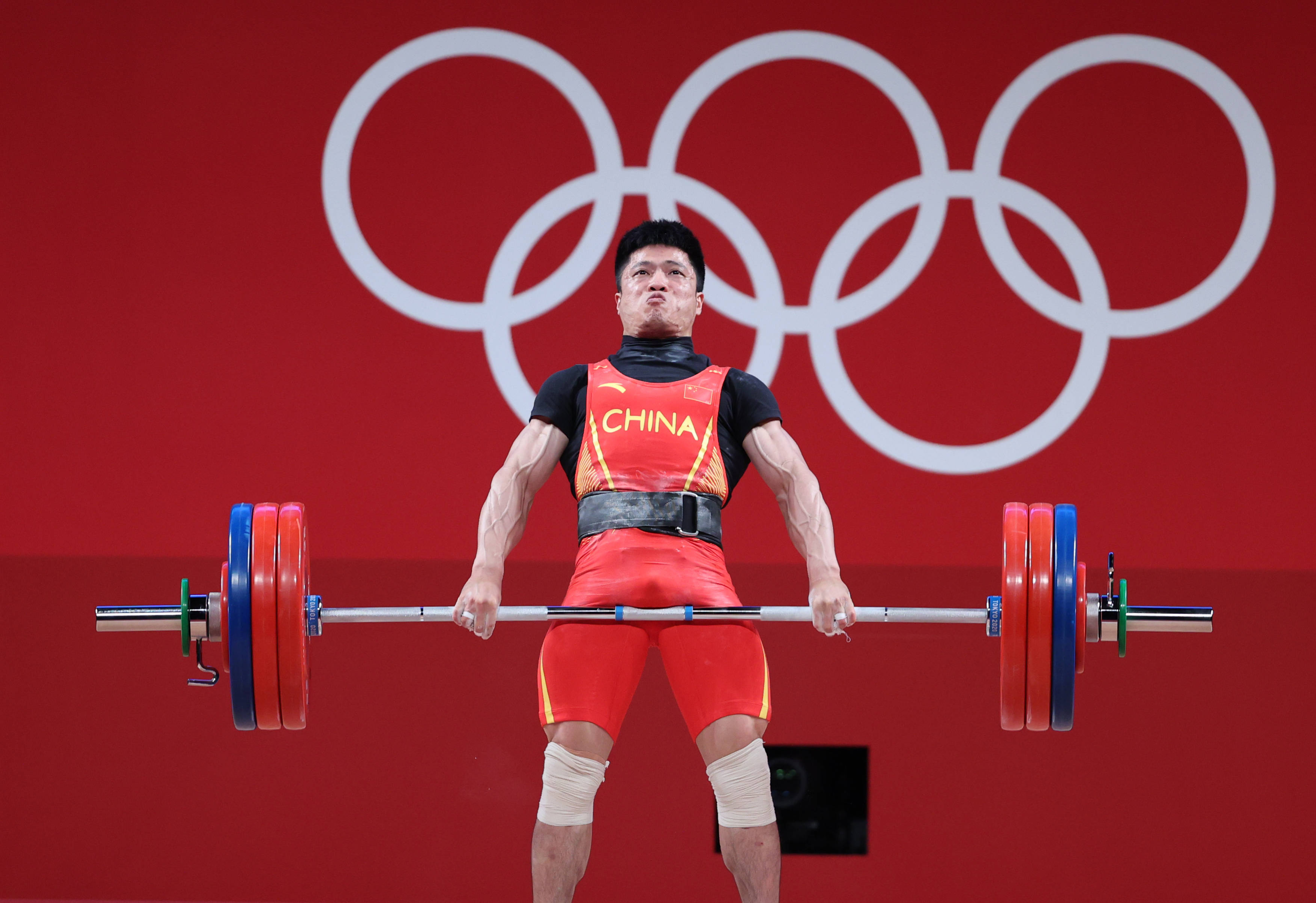 举重男子决赛，中国选手夺得金牌